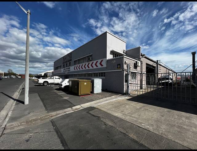 3,845M² WAREHOUSE FOR SALE IN PAROW EAST